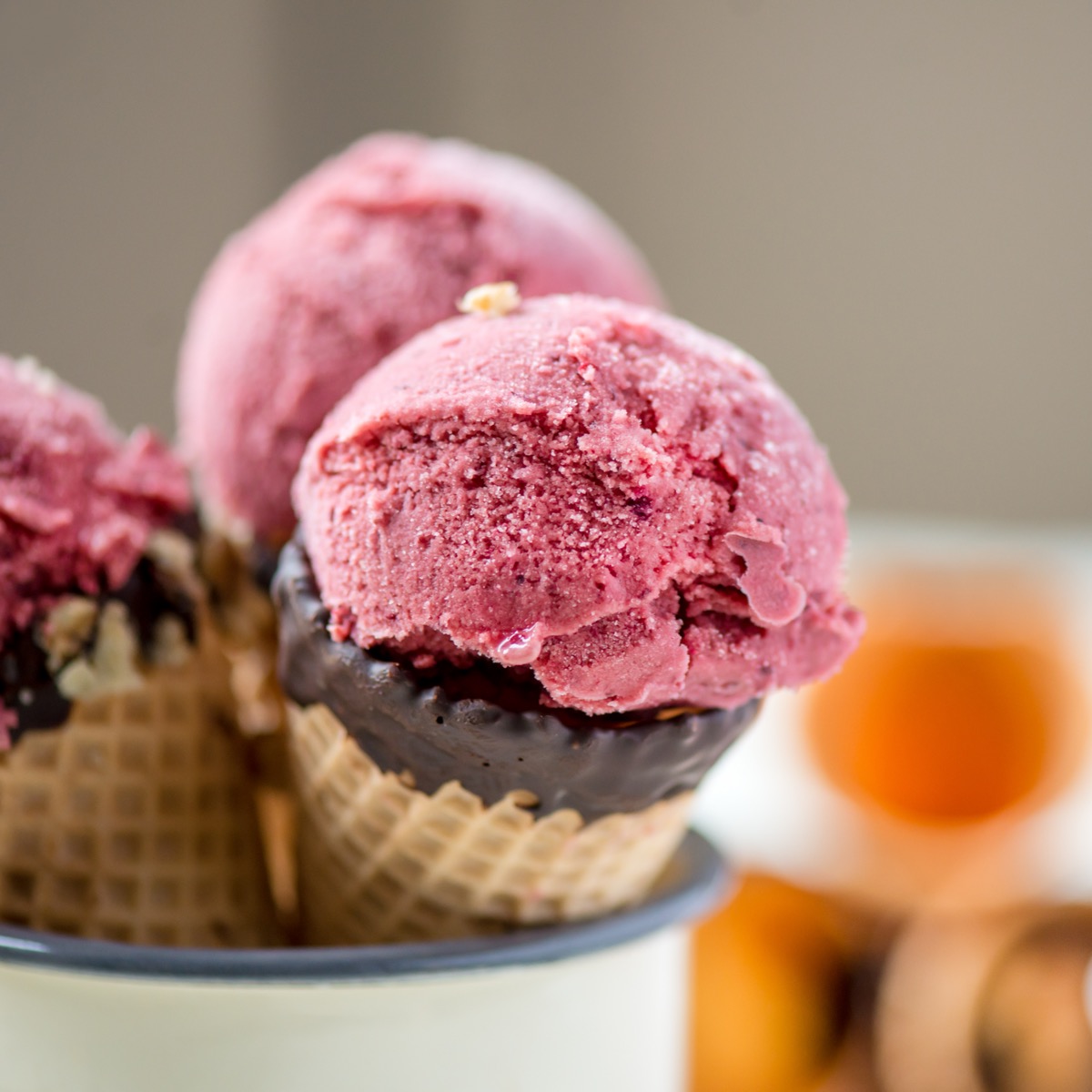 Glace artisanale aux fleurs et aux herbes fraîches