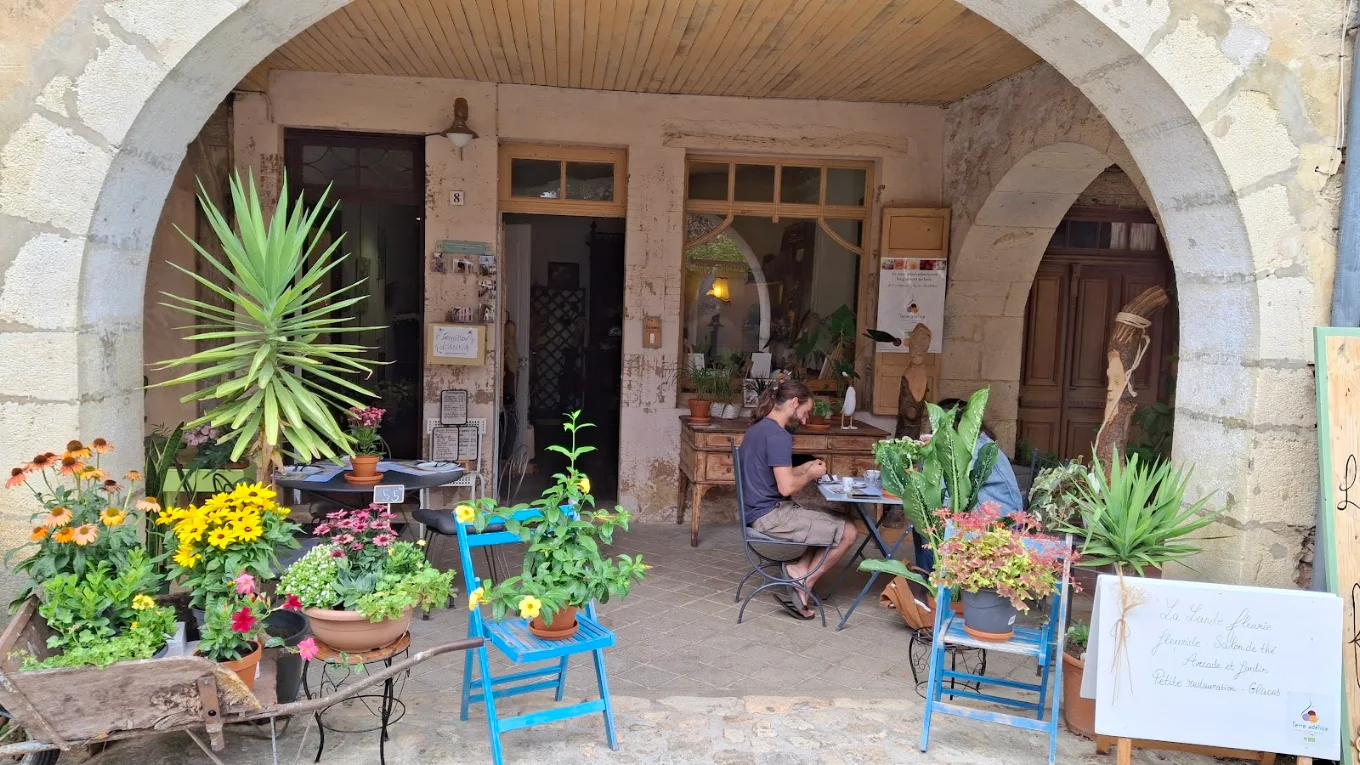 Terrasse fleurie sous les arcades de Labastide-d'Armagnac