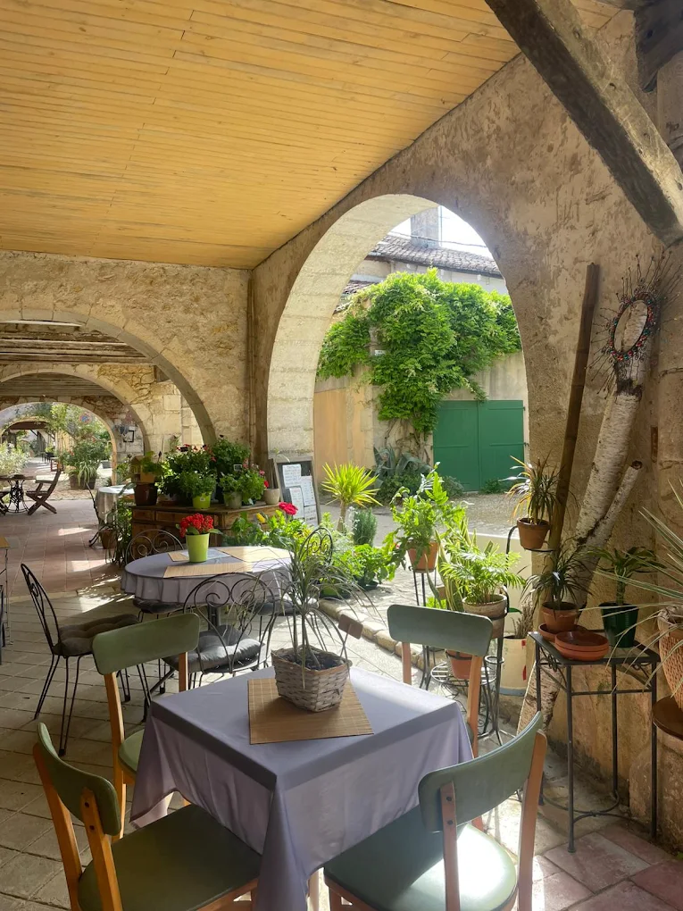 La terrasse sous les arcades, décor pensé comme un jardin